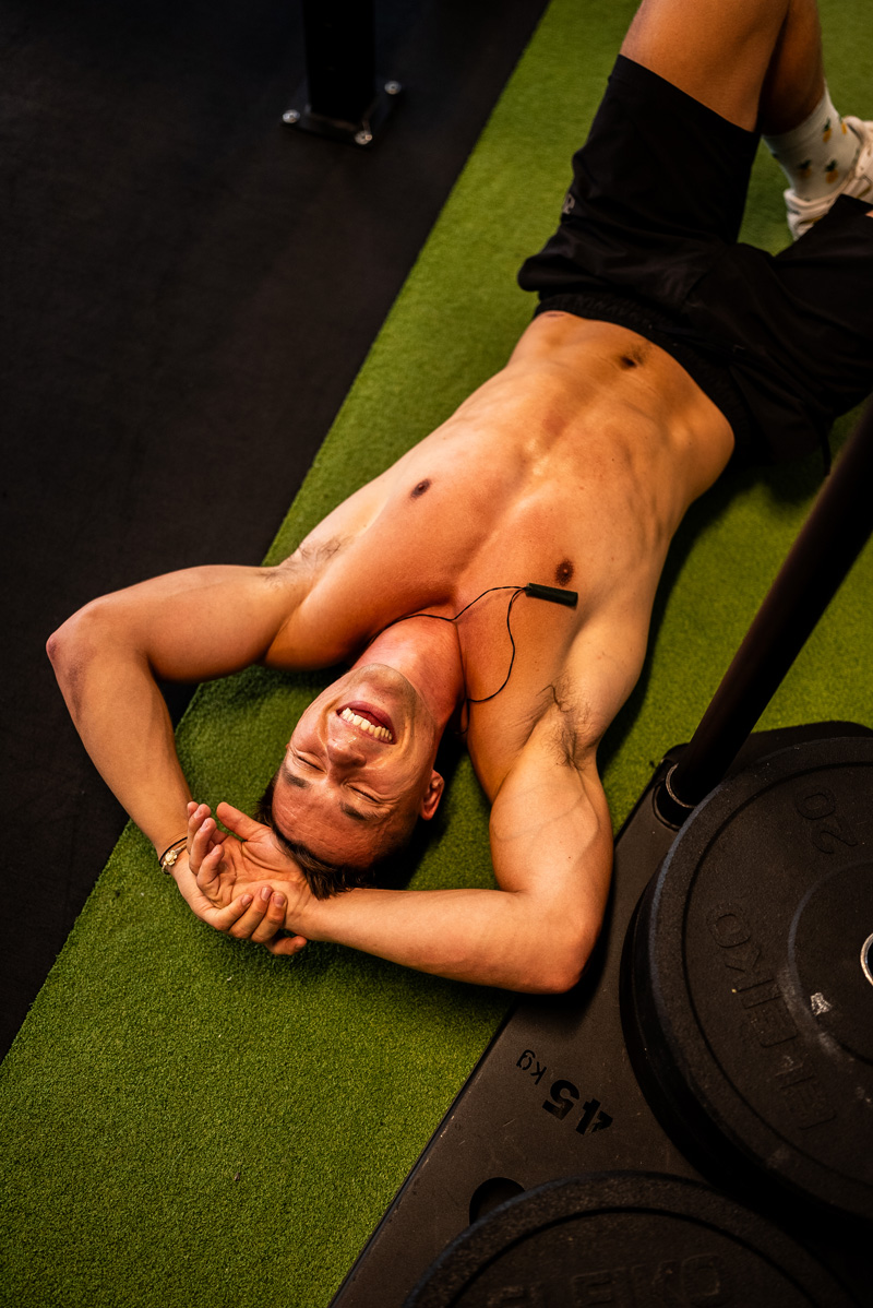 Daniel Steffensen i træningscenter, viser sin muskelmasse